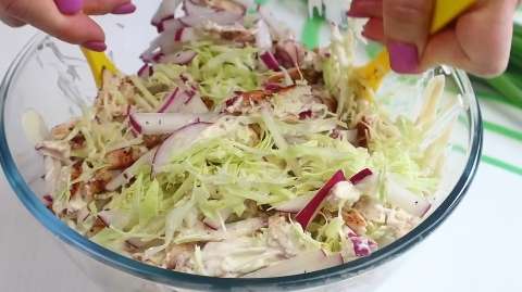 Легкий летний салат на скорую руку: капуста, курица, редиска