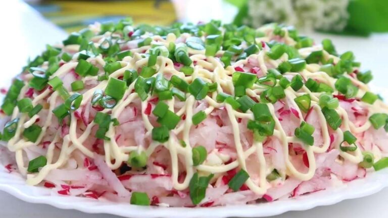 Вкуснющий Салат "Нежность" на ПАСХУ с крабовыми палочками и редисом