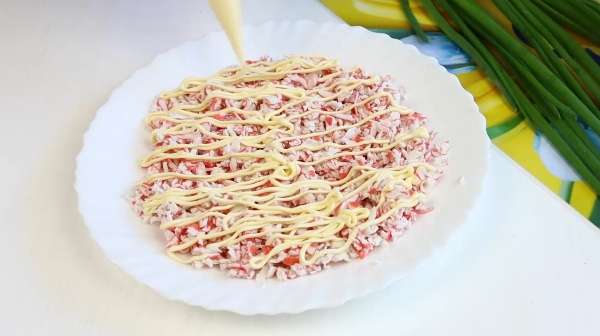 Вкуснющий Салат "Нежность" на ПАСХУ с крабовыми палочками и редисом
