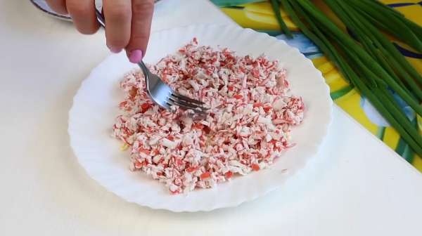Вкуснющий Салат "Нежность" на ПАСХУ с крабовыми палочками и редисом