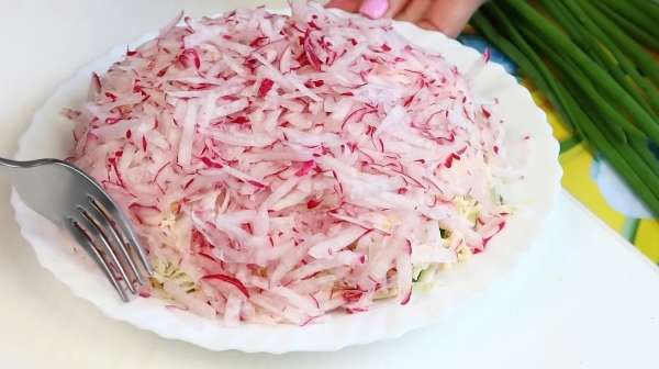 Вкуснющий Салат "Нежность" на ПАСХУ с крабовыми палочками и редисом