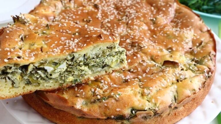 Самый вкусный заливной пирог с зеленым луком и яйцом