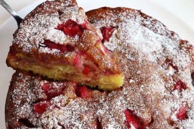 Нежный и сочный пирог с клубникой и яблоками