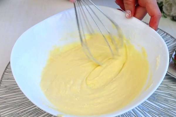 Нежный и сочный пирог с клубникой и яблоками