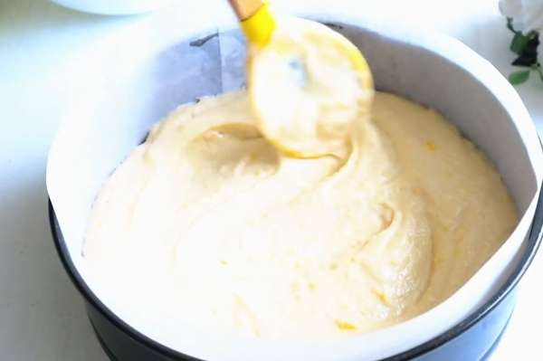 Нежный и сочный пирог с клубникой и яблоками