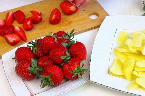 Нежный и сочный пирог с клубникой и яблоками