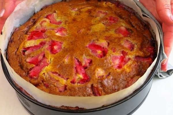 Нежный и сочный пирог с клубникой и яблоками