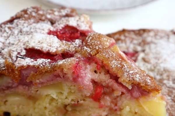 Нежный и сочный пирог с клубникой и яблоками