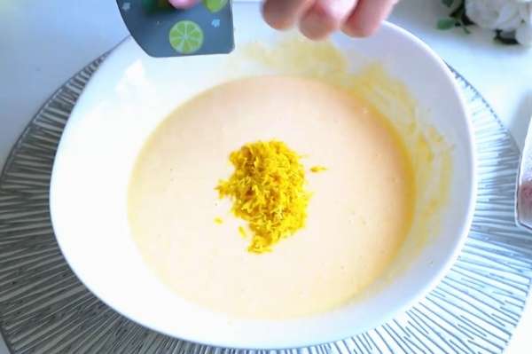 Нежный и сочный пирог с клубникой и яблоками