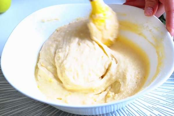 Нежный и сочный пирог с клубникой и яблоками