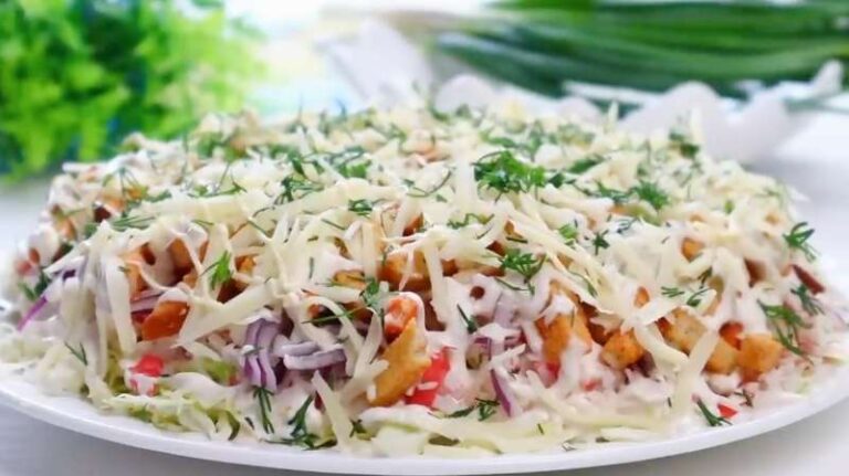 Нереально Вкусный салат с капустой ,крабовыми палочками и сухариками