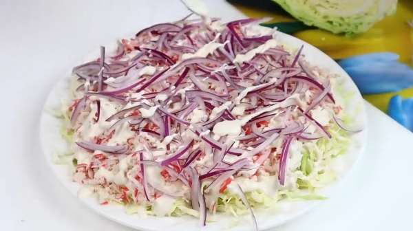 Нереально Вкусный салат с капустой ,крабовыми палочками и сухариками