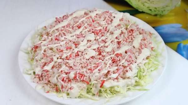 Нереально Вкусный салат с капустой ,крабовыми палочками и сухариками