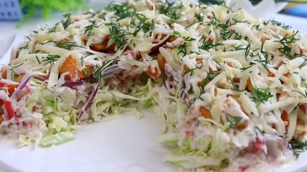 Нереально Вкусный салат с капустой ,крабовыми палочками и сухариками