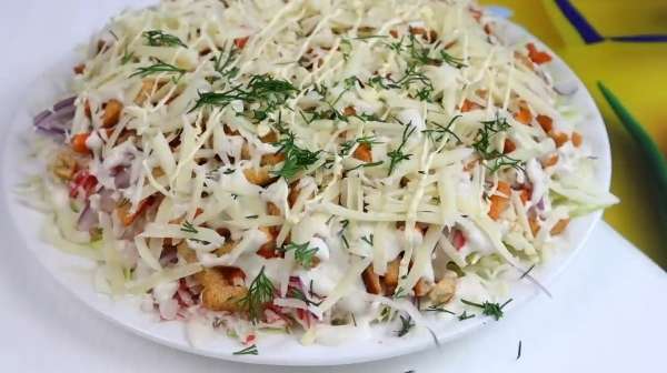 Нереально Вкусный салат с капустой ,крабовыми палочками и сухариками