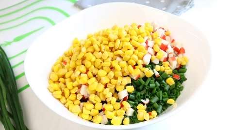 Салат "Вероника " с крабовыми палочками, курицей и кукурузой