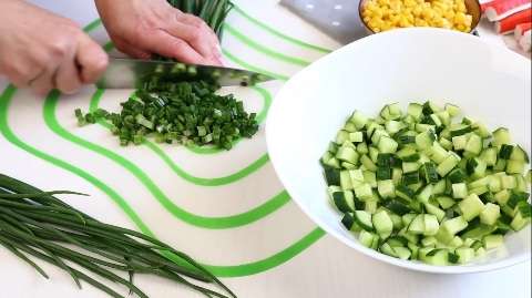 Салат "Вероника " с крабовыми палочками, курицей и кукурузой