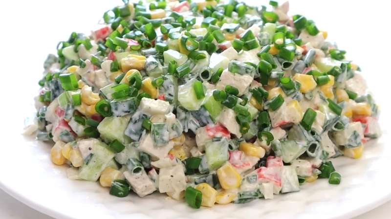 Салат “Вероника ” с крабовыми палочками, курицей и кукурузой
