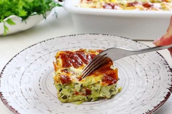 Вкуснятина за пол часа:Запеканка из молодой капусты с сыром, яйцами и сметаной