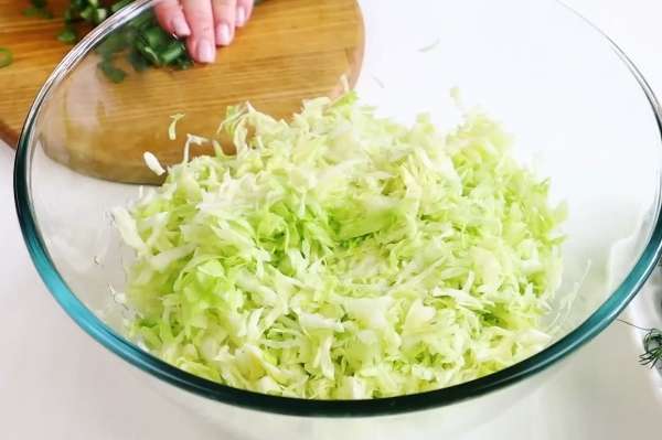 Вкуснятина за пол часа:Запеканка из молодой капусты с сыром, яйцами и сметаной