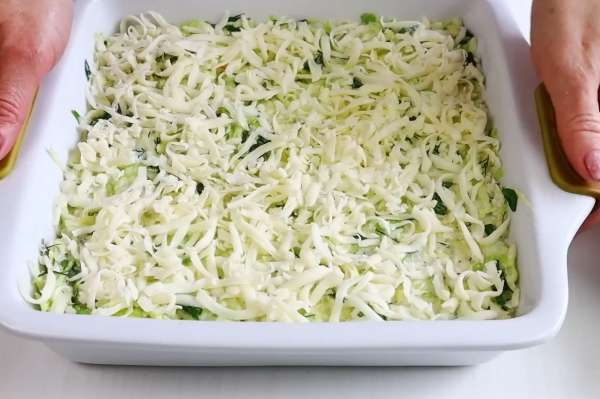 Вкуснятина за пол часа:Запеканка из молодой капусты с сыром, яйцами и сметаной