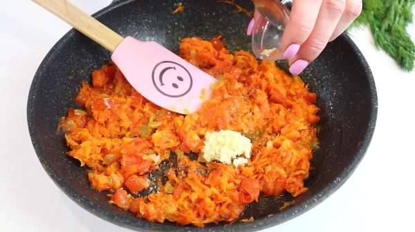 Жареные кабачки с овощами -с помидорами,луком и морковью
