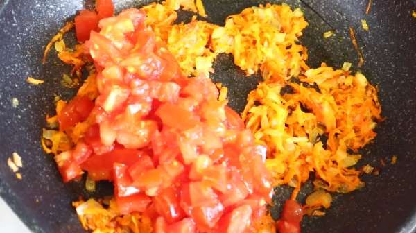 Жареные кабачки с овощами -с помидорами,луком и морковью