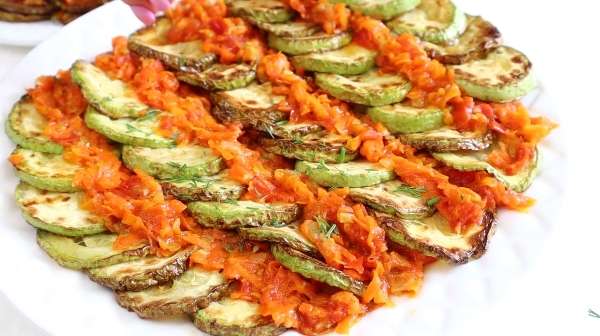 Жареные кабачки с овощами -с помидорами,луком и морковью