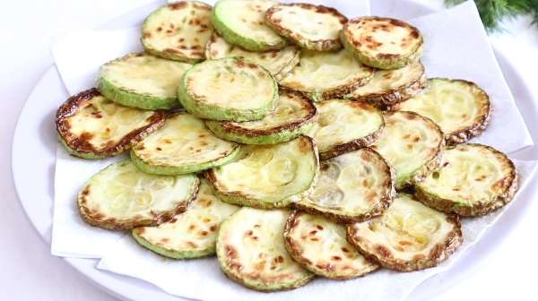 Жареные кабачки с овощами -с помидорами,луком и морковью
