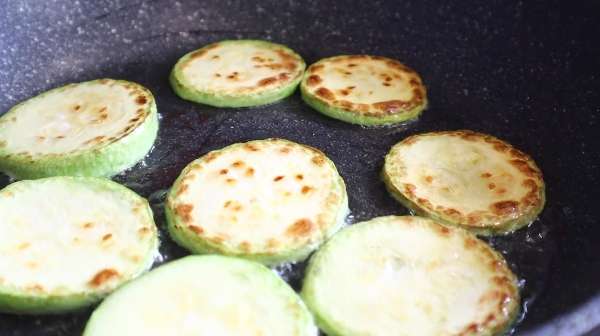 Жареные кабачки с овощами -с помидорами,луком и морковью