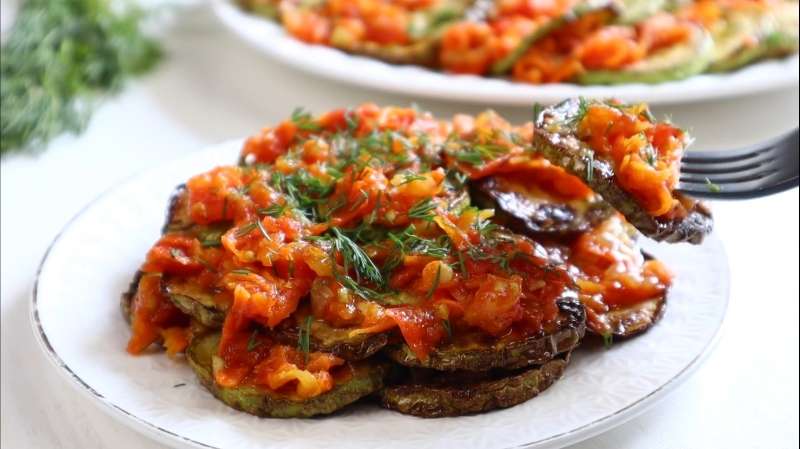 Жареные кабачки с овощами -с помидорами,луком и морковью