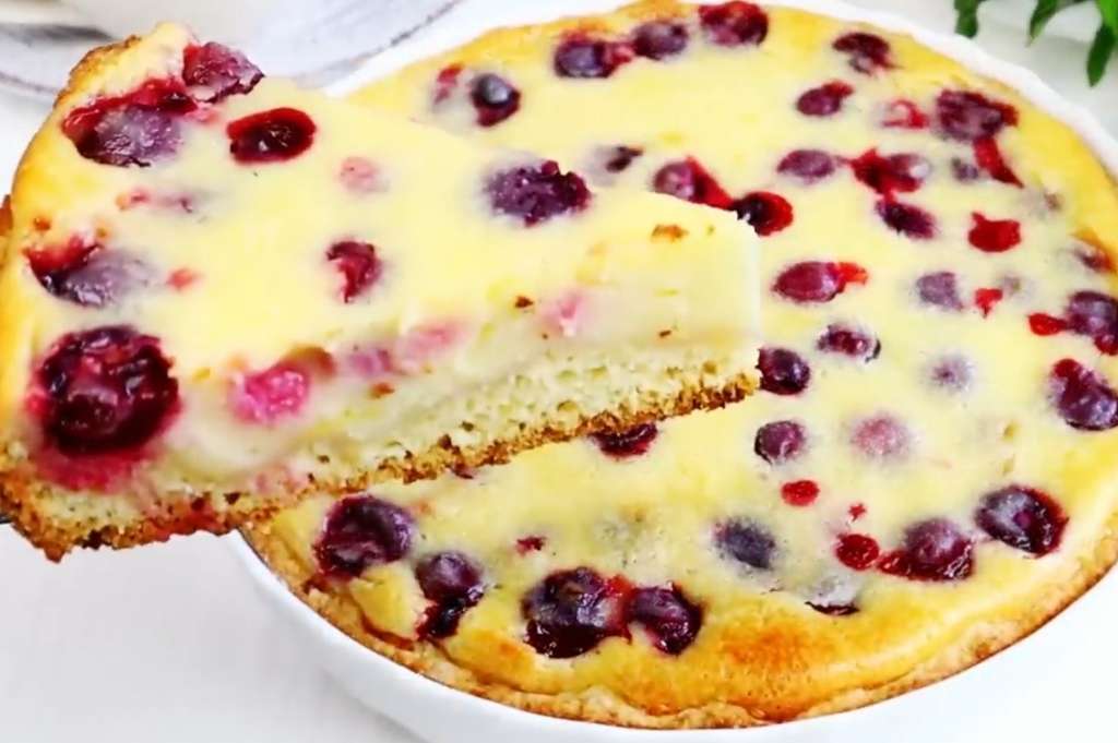 Вкуснее торта! Ягодный пирог с кремовой начинкой.