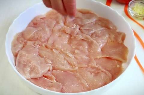 Куриная а-ля пицца:Самый вкусный рецепт сочного куриного филе в духовке с помидорами и сыром