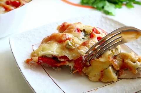 Куриная а-ля пицца:Самый вкусный рецепт сочного куриного филе в духовке с помидорами и сыром