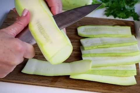 Аля-голубцы из кабачков: Кабачковые рулетики с куриным фаршем