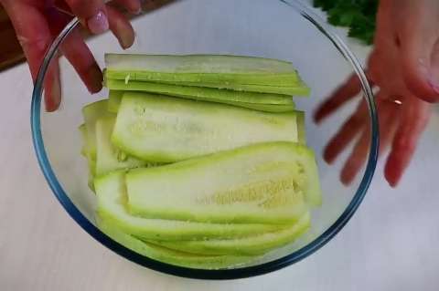 Аля-голубцы из кабачков: Кабачковые рулетики с куриным фаршем