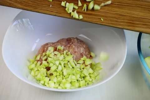Аля-голубцы из кабачков: Кабачковые рулетики с куриным фаршем