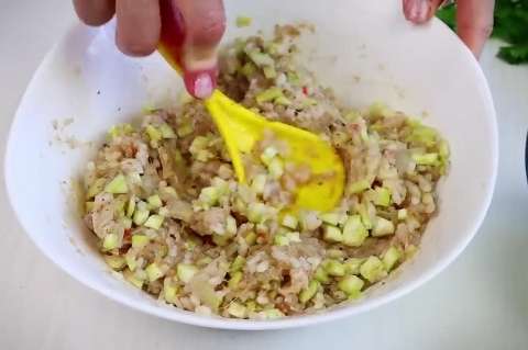 Аля-голубцы из кабачков: Кабачковые рулетики с куриным фаршем