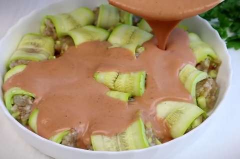Аля-голубцы из кабачков: Кабачковые рулетики с куриным фаршем