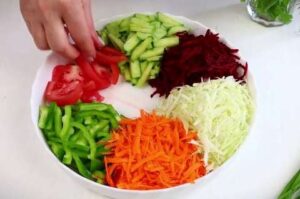 Нарезанные овощи на блюде