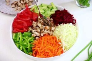 Нарезанные овощи и куриное филе на блюде