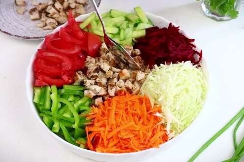 Нарезанные овощи и куриное филе на блюде