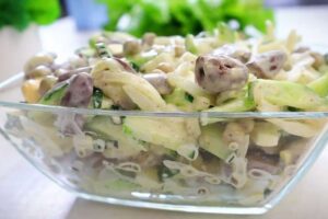 Бюджетный Салат «СЕРДЕЧКО»: Салат из куриных сердечек с яйцами, зелёным горошком и огурцом