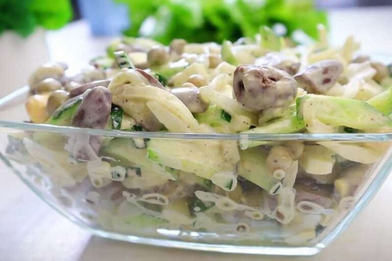Бюджетный Салат «СЕРДЕЧКО»: Салат из куриных сердечек с яйцами, зелёным горошком и огурцом