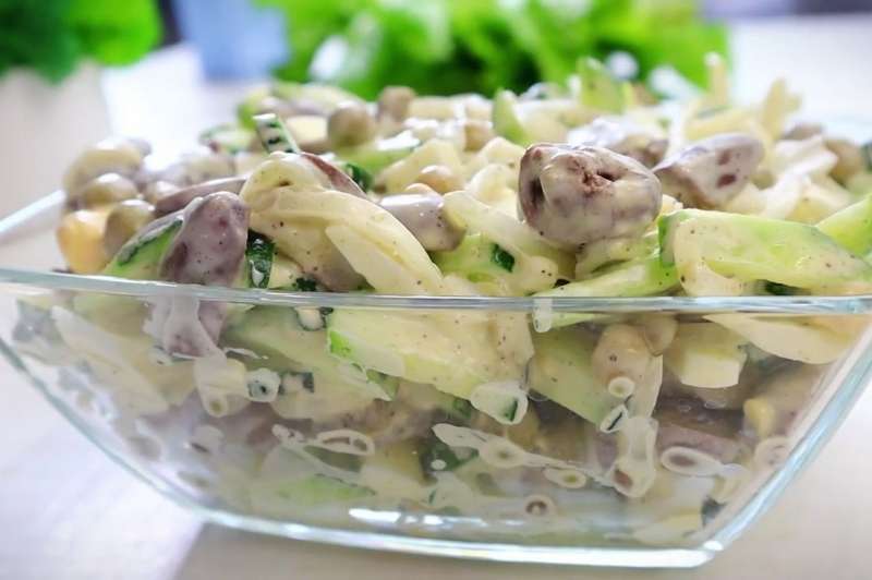 Бюджетный Салат “СЕРДЕЧКО”: Салат из куриных сердечек с яйцами, зелёным горошком и огурцом.