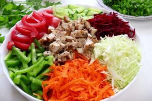 Салат "Курочка в огороде"с куриным филе и свежими овощами