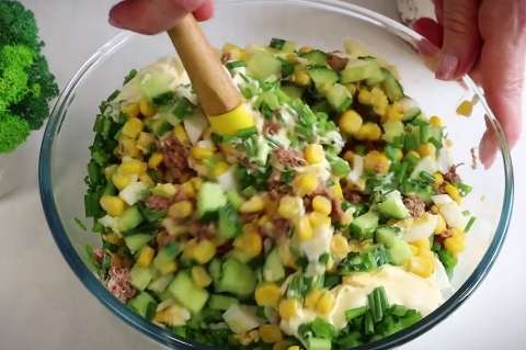 Салат с сардиной, яйцом, огурцом и кукурузой:"Моя рыбка" за 5 Минут! 7 Салат перемешайте