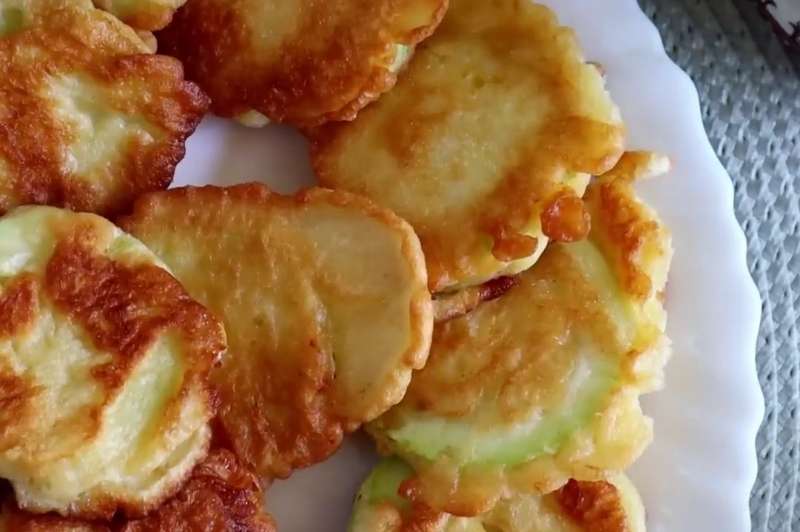 Кабачки в кляре на сковороде:Очень вкусный, простой и быстрый рецепт жареных кабачков.