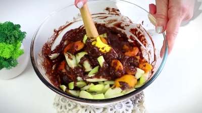 Мягкий и сочный, как тортик:Шоколадный пирог с яблоками, абрикосами и орехами