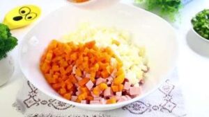 Нарезанные кубиками морковь и картофель